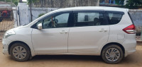 सफेद Maruti Suzuki Ertiga