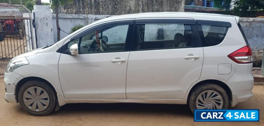 सफेद Maruti Suzuki Ertiga