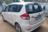 सफेद Maruti Suzuki Ertiga