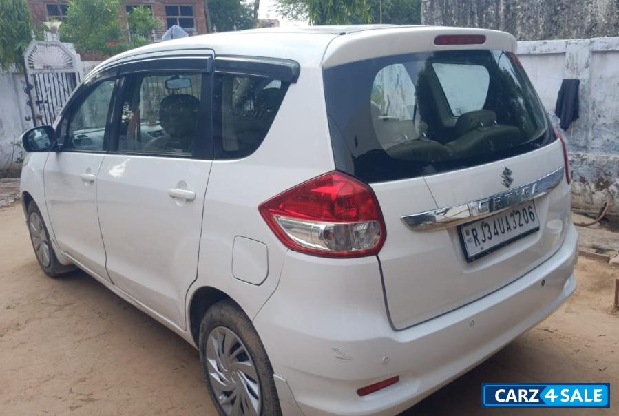 सफेद Maruti Suzuki Ertiga