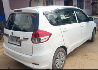 सफेद Maruti Suzuki Ertiga