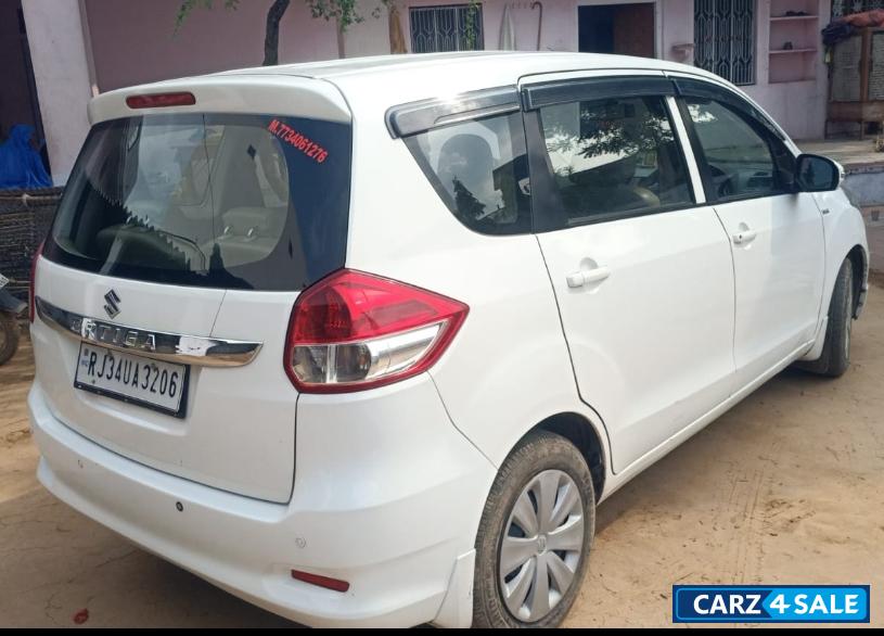 सफेद Maruti Suzuki Ertiga