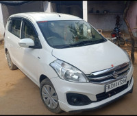 सफेद Maruti Suzuki Ertiga