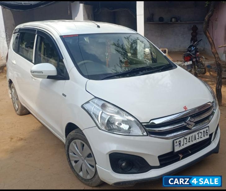सफेद Maruti Suzuki Ertiga