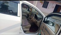 सफेद Maruti Suzuki Ertiga
