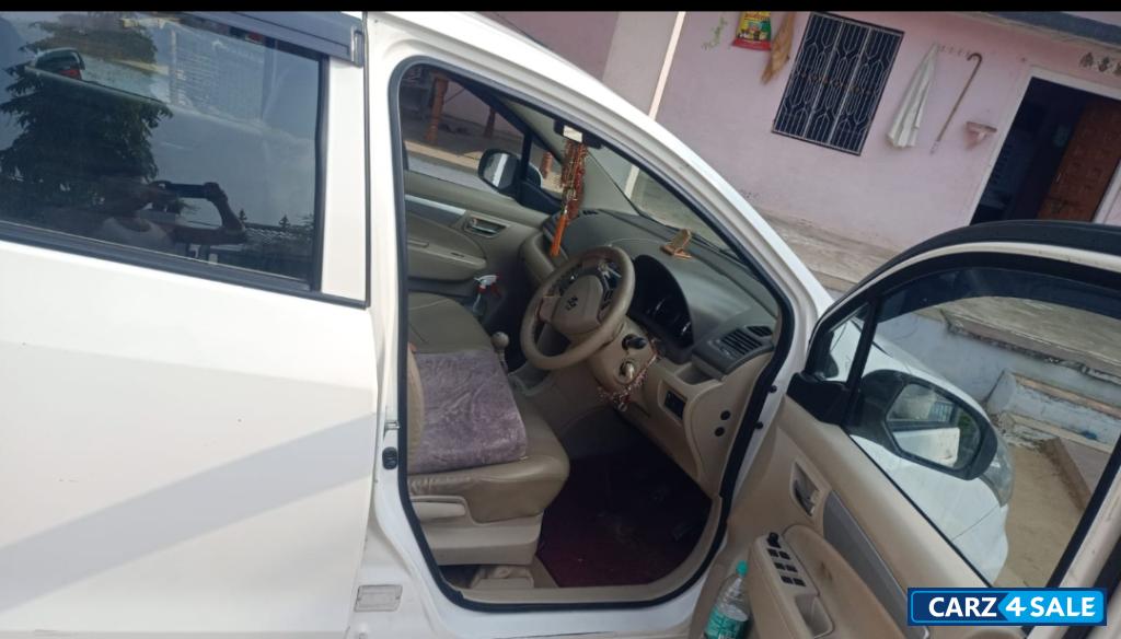 सफेद Maruti Suzuki Ertiga