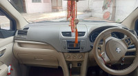 सफेद Maruti Suzuki Ertiga
