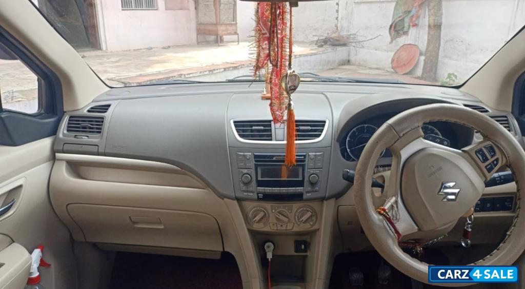 सफेद Maruti Suzuki Ertiga