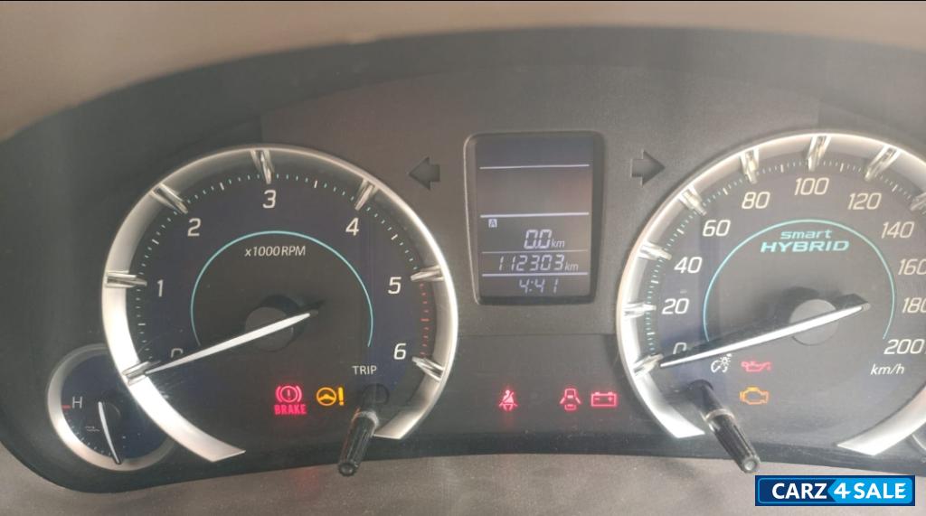 सफेद Maruti Suzuki Ertiga