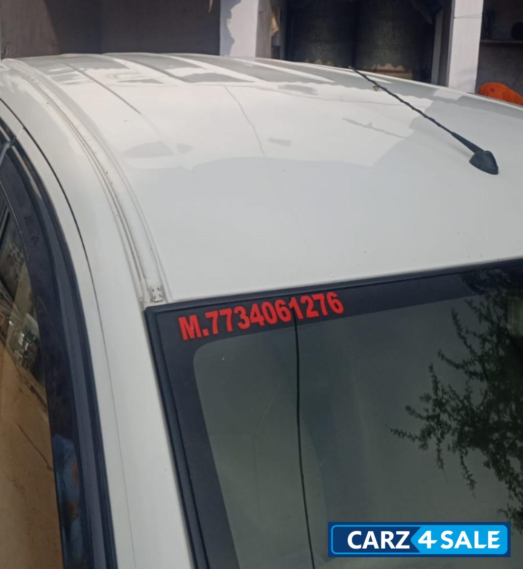 सफेद Maruti Suzuki Ertiga