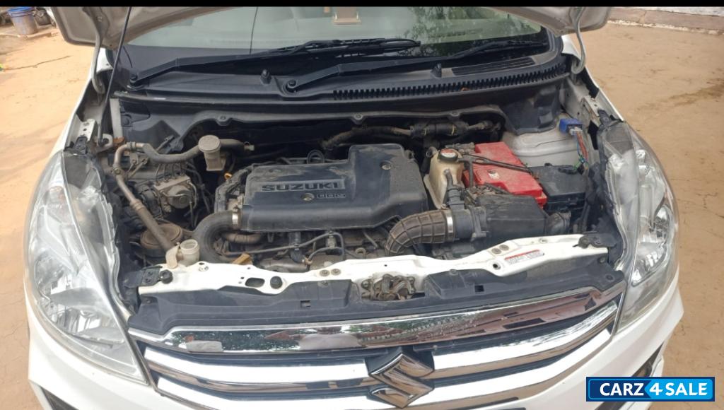 सफेद Maruti Suzuki Ertiga