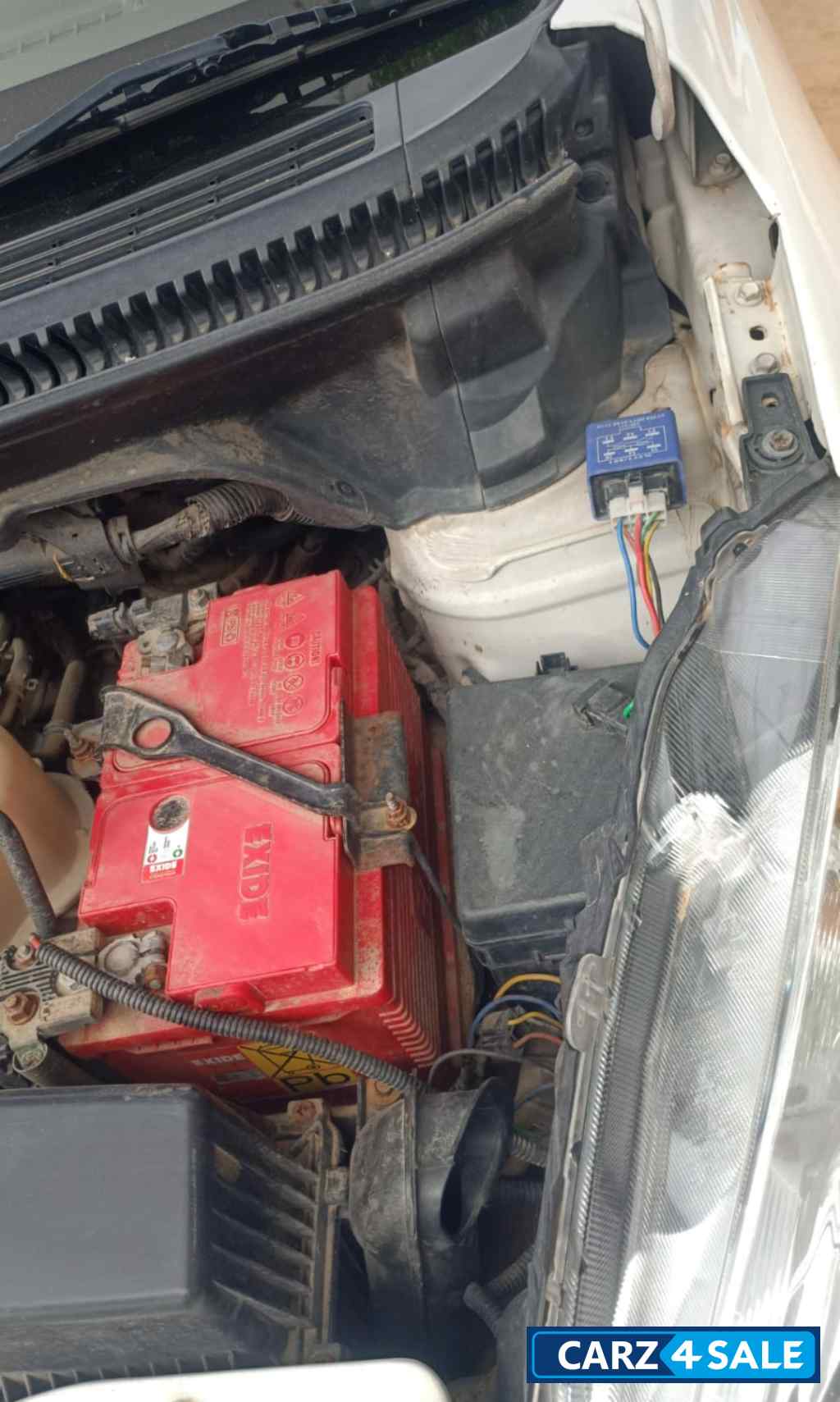 सफेद Maruti Suzuki Ertiga