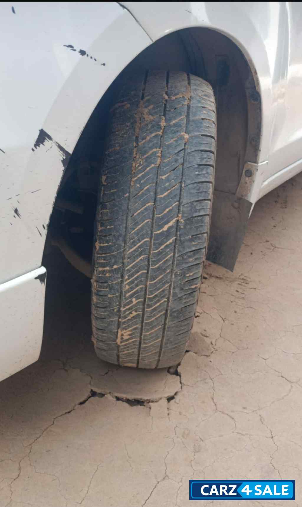 सफेद Maruti Suzuki Ertiga