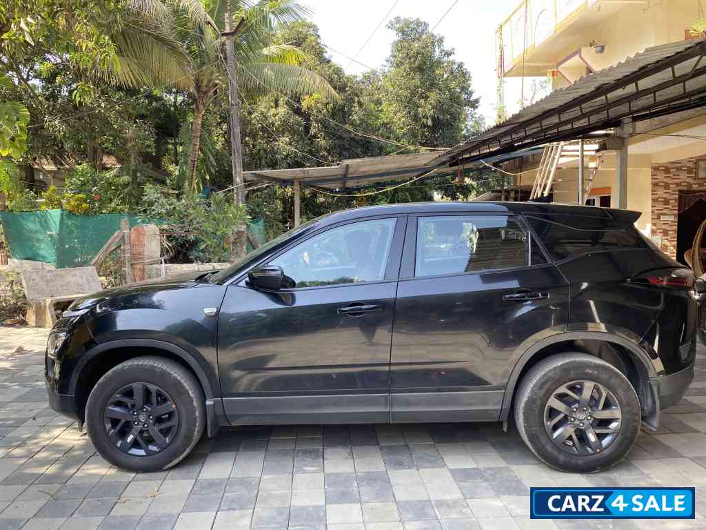 Black Tata Harrier Xt+
