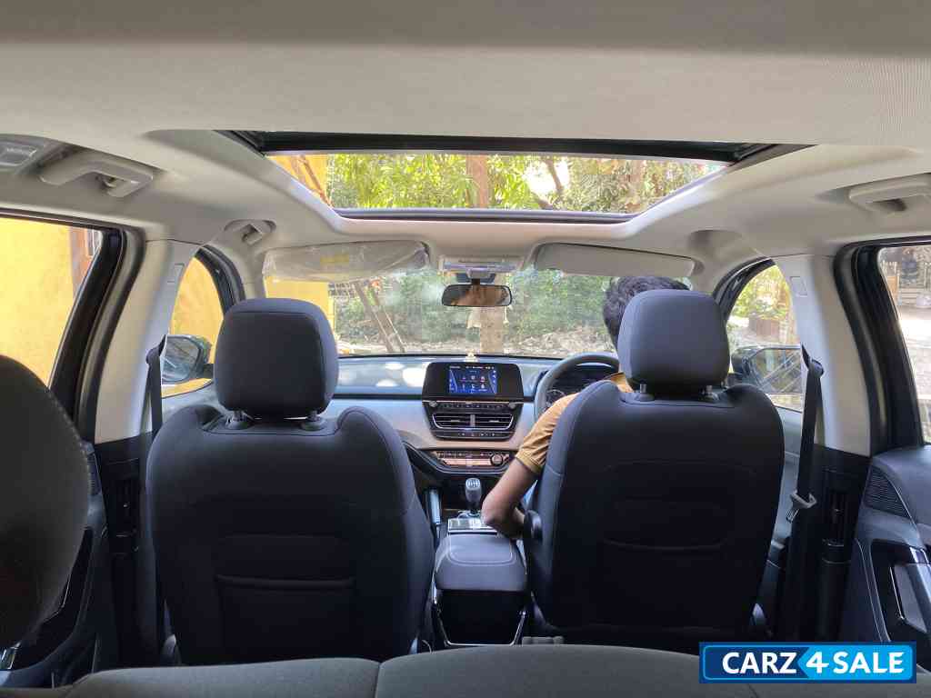 Black Tata Harrier Xt+