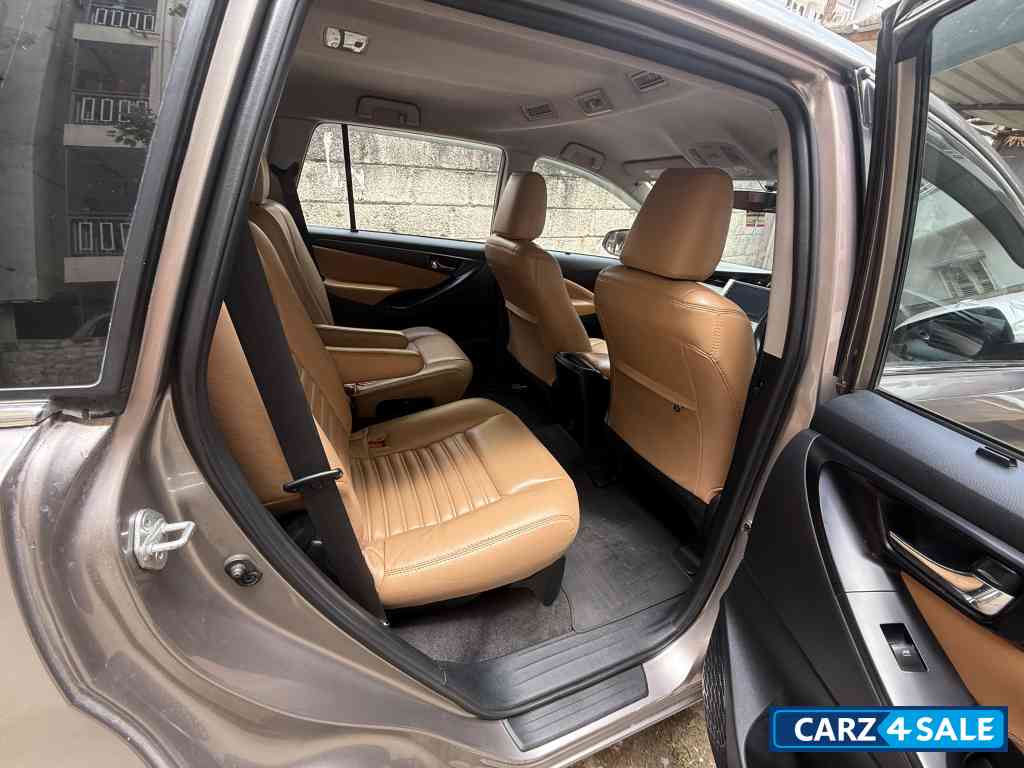 Bronze Toyota Innova Innova Crysta 2.8GX