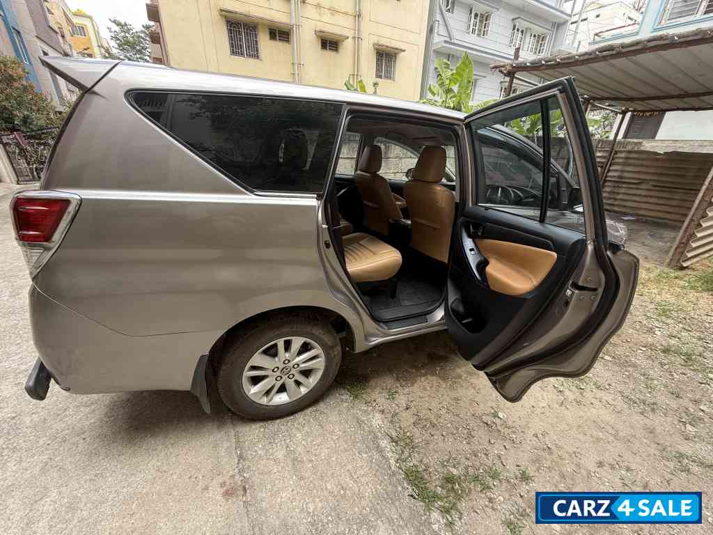 Bronze Toyota Innova Innova Crysta 2.8GX
