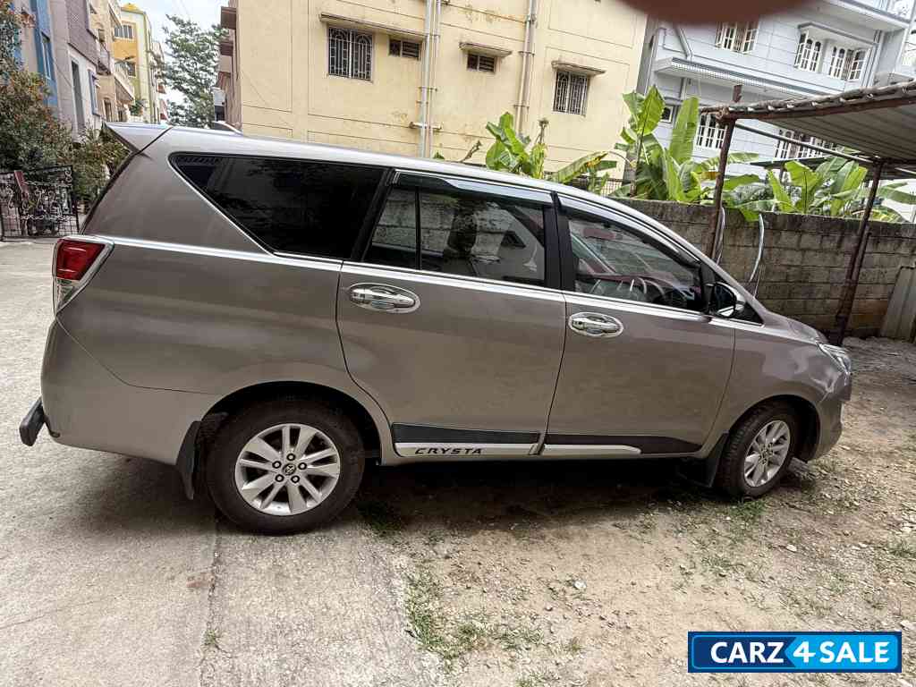 Bronze Toyota Innova Innova Crysta 2.8GX