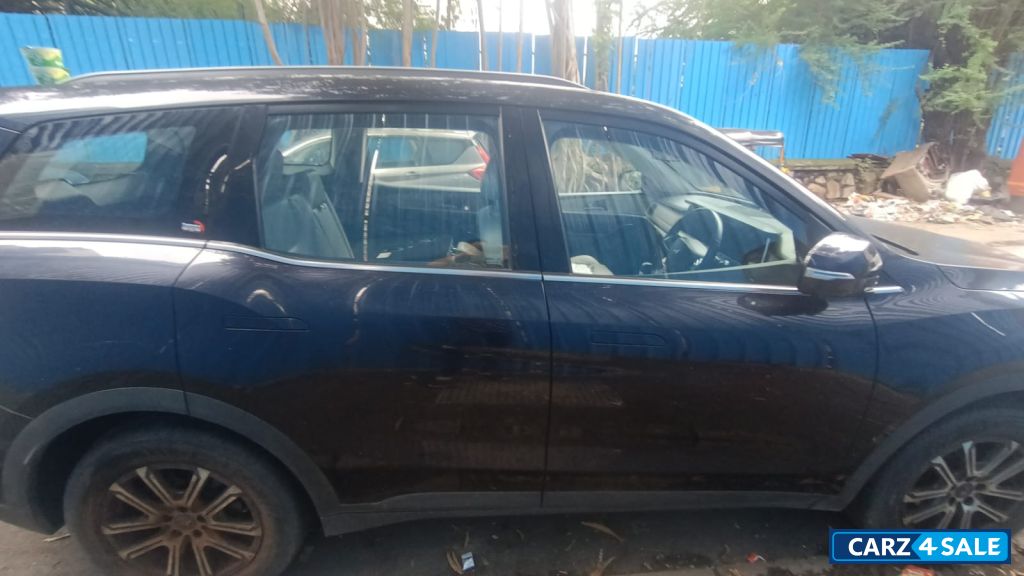 Mahindra XUV700 AX7 Luxury Automatic