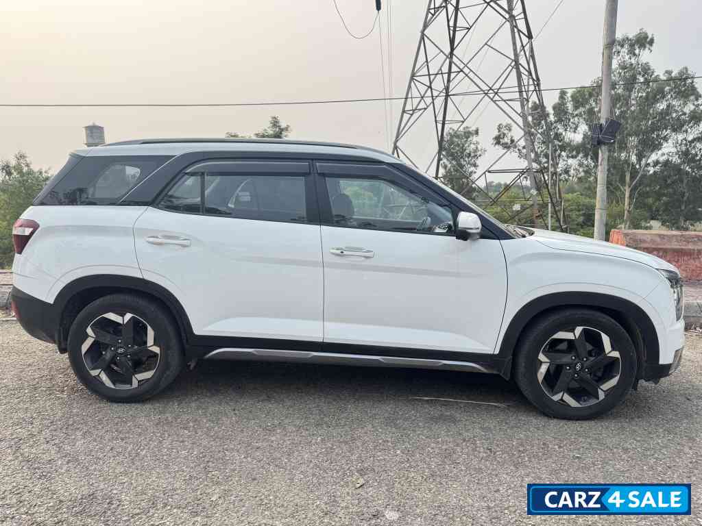 Polar White Hyundai Alcazar Platinum