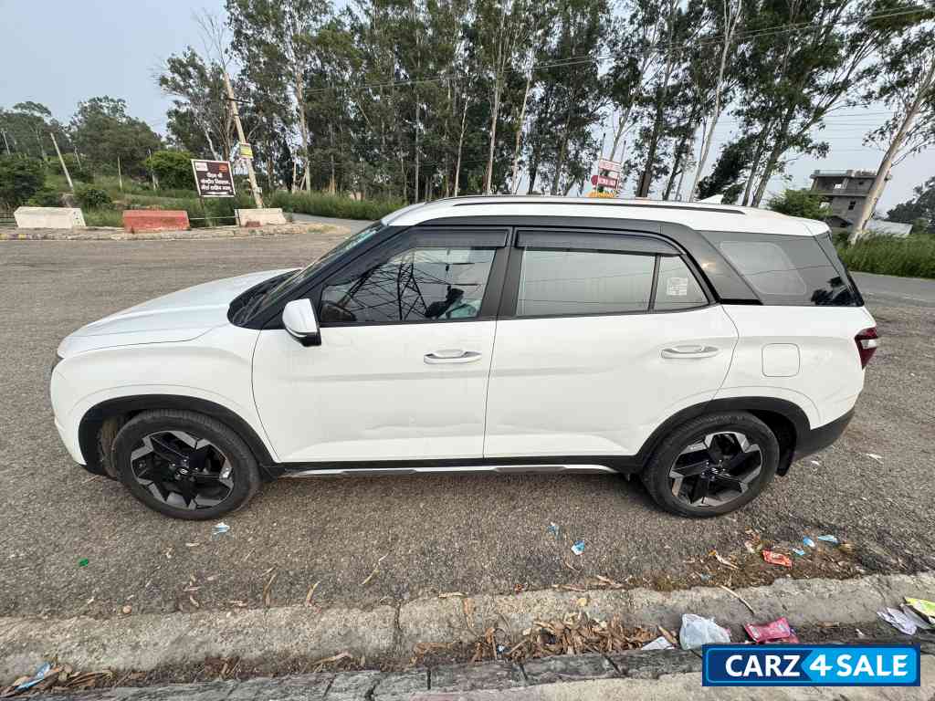 Polar White Hyundai Alcazar Platinum