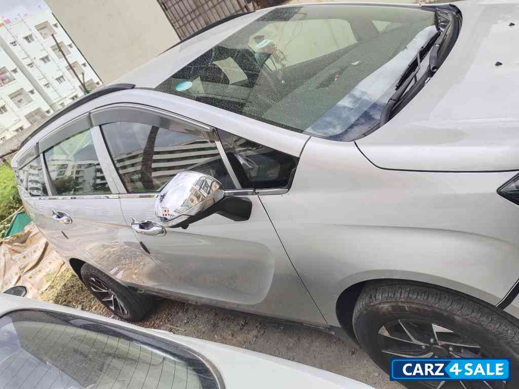 Silver Mahindra Marazzo M2 7 seater