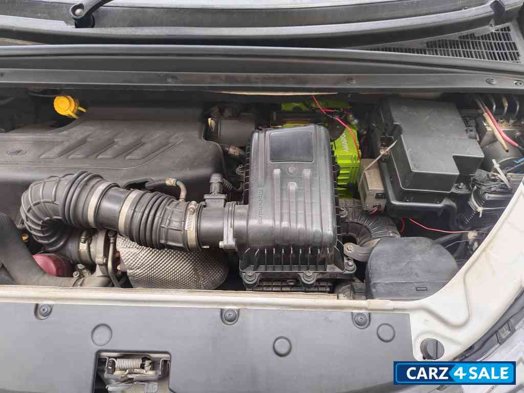 Silver Mahindra Marazzo M2 7 seater