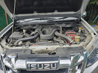Silver Isuzu D-Max V-Cross 4x4