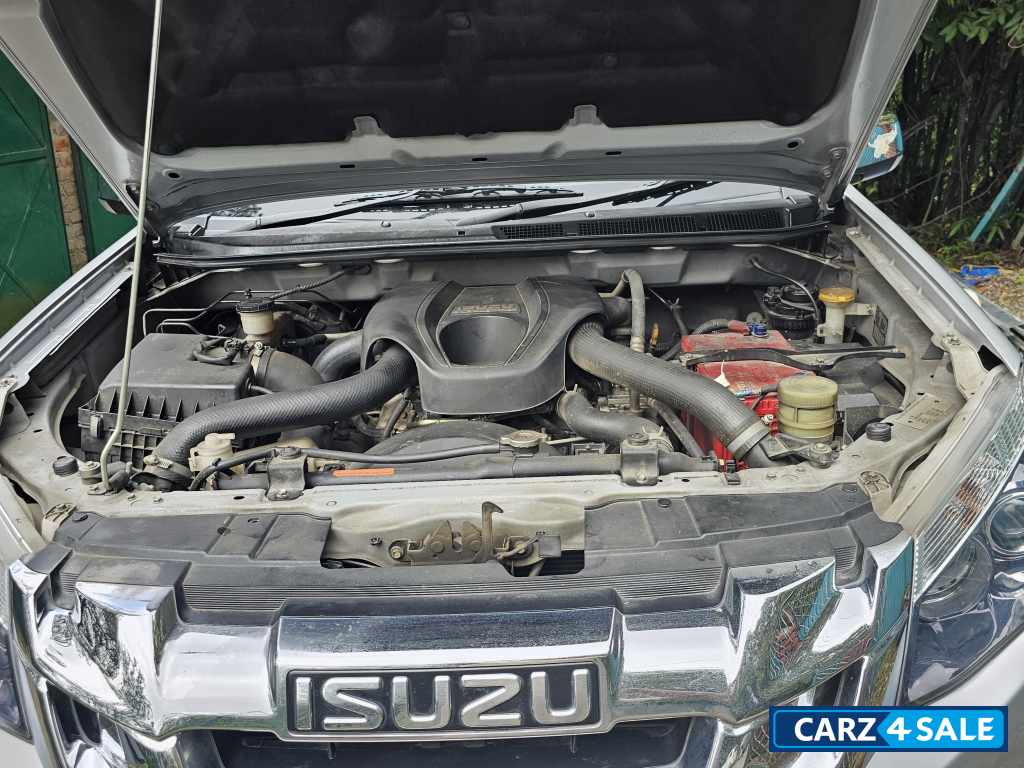 Silver Isuzu D-Max V-Cross 4x4