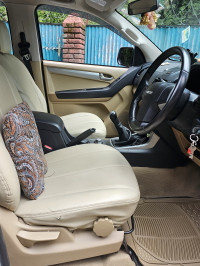 Silver Isuzu D-Max V-Cross 4x4