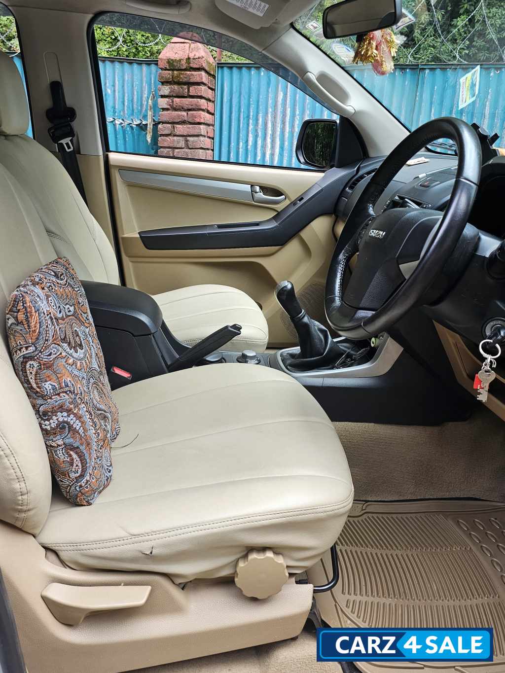 Silver Isuzu D-Max V-Cross 4x4