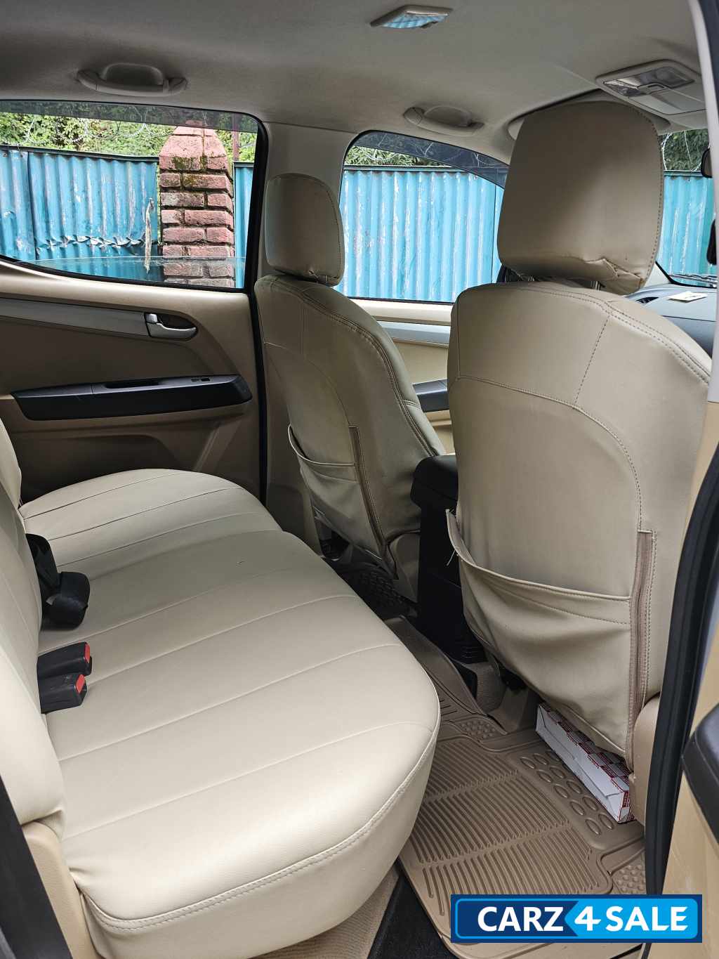 Silver Isuzu D-Max V-Cross 4x4