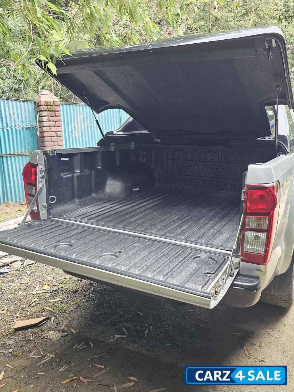 Silver Isuzu D-Max V-Cross 4x4