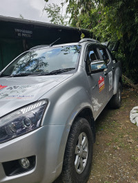 Silver Isuzu D-Max V-Cross 4x4
