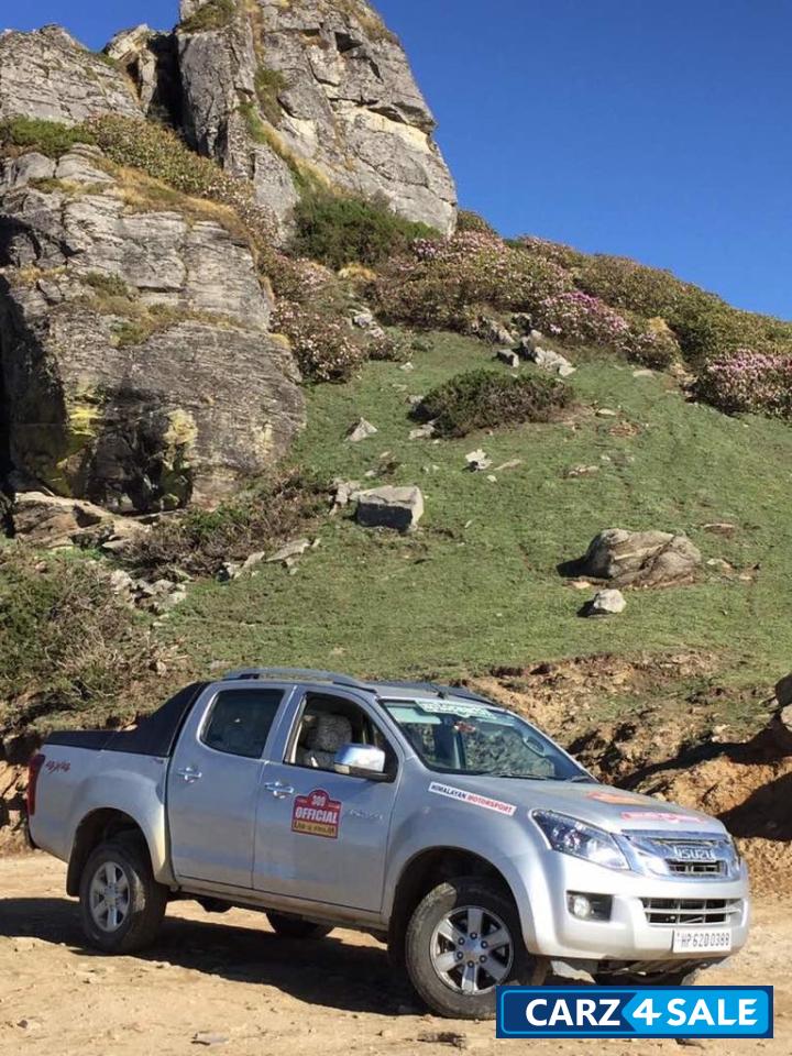 Silver Isuzu D-Max V-Cross 4x4