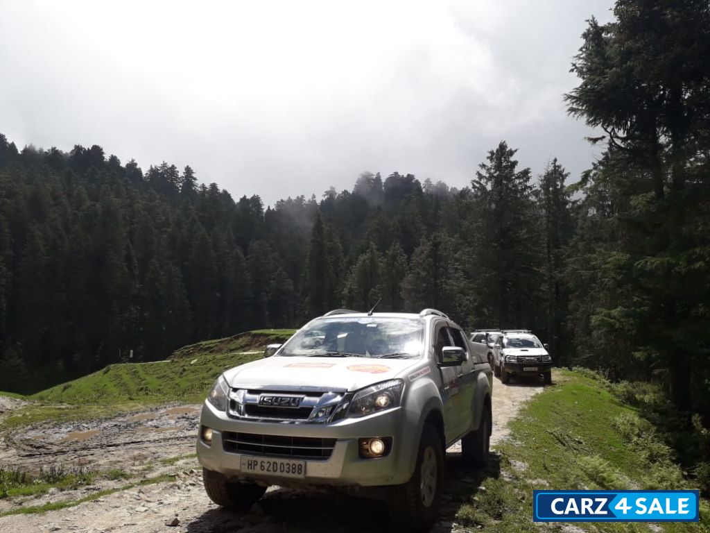 Silver Isuzu D-Max V-Cross 4x4
