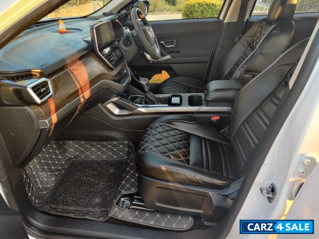 White Tata Harrier Xt plus