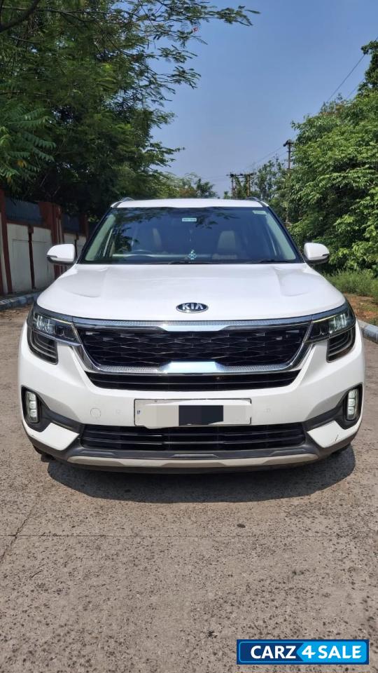 Pearl White Kia Seltos HTX +