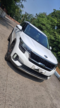 Pearl White Kia Seltos HTX +