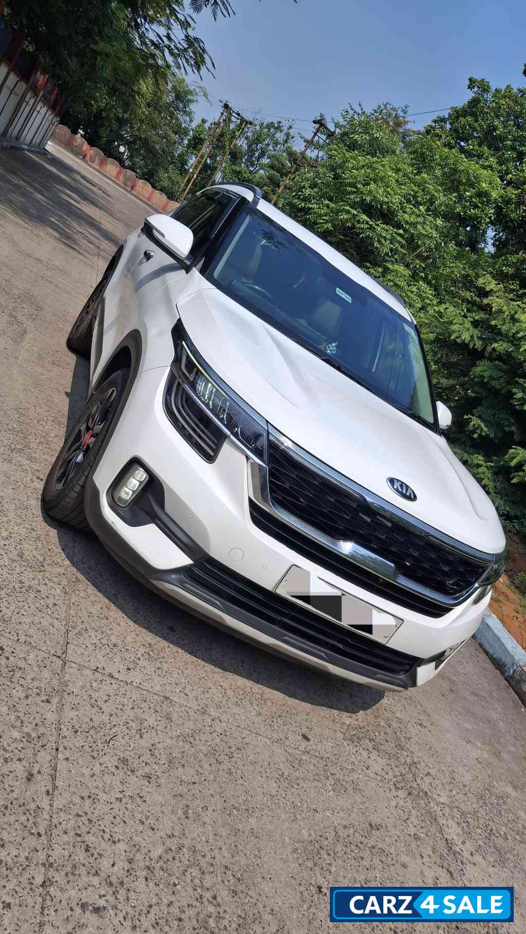 Pearl White Kia Seltos HTX +