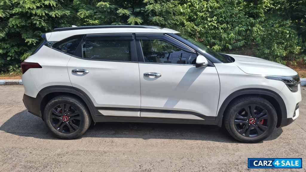 Pearl White Kia Seltos HTX +