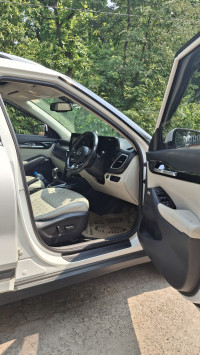 Pearl White Kia Seltos HTX +