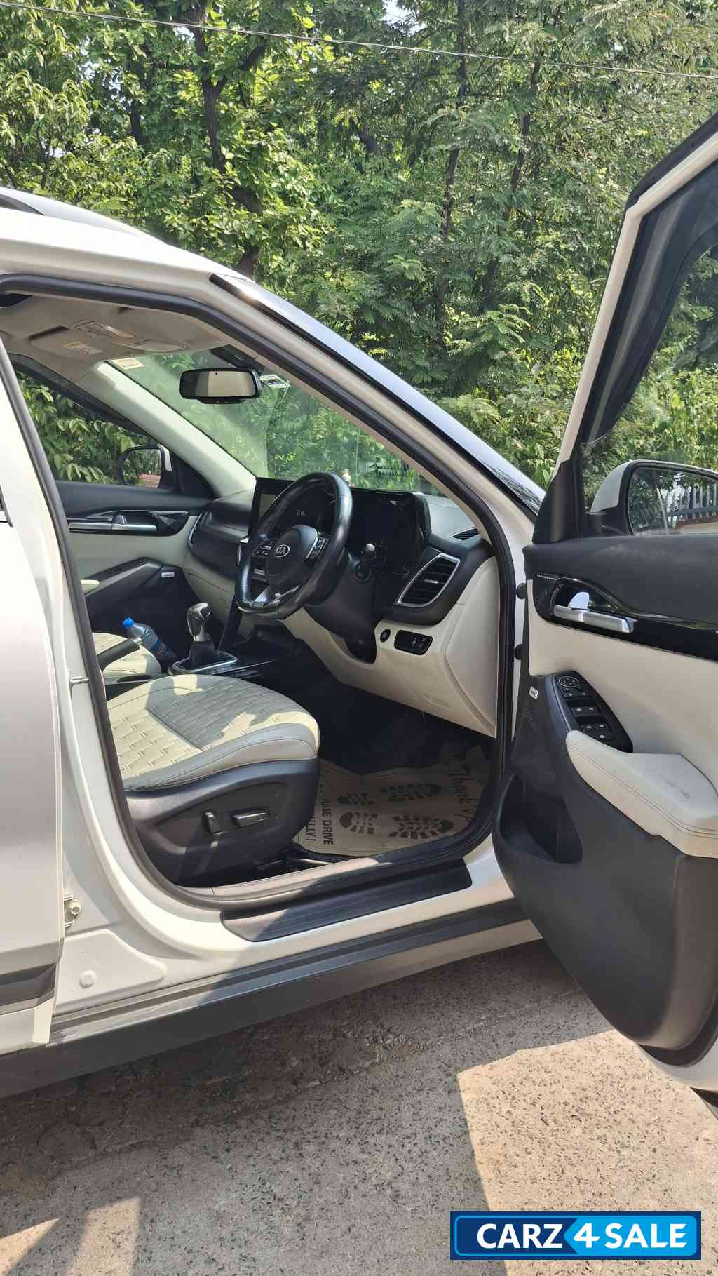 Pearl White Kia Seltos HTX +