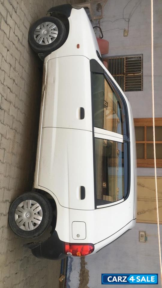 White Maruti Suzuki Alto