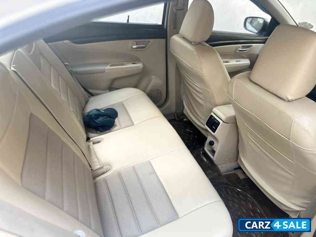 Pearl White Maruti Suzuki Ciaz vxi
