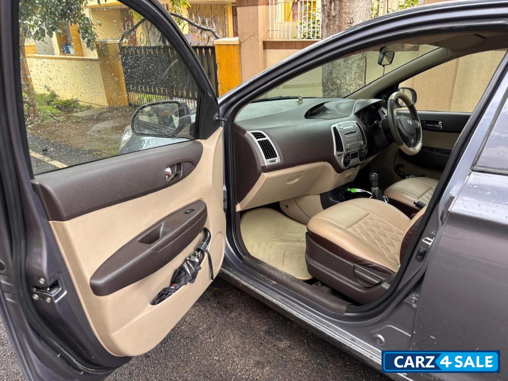 Metallic Grey Hyundai i20 Magna