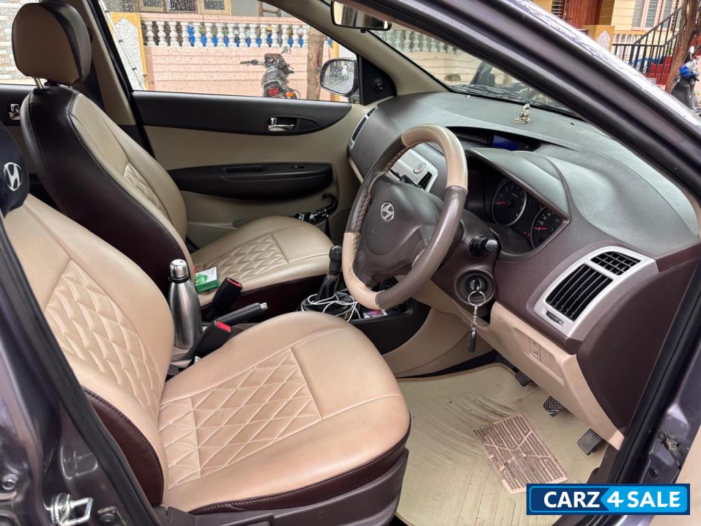 Metallic Grey Hyundai i20 Magna