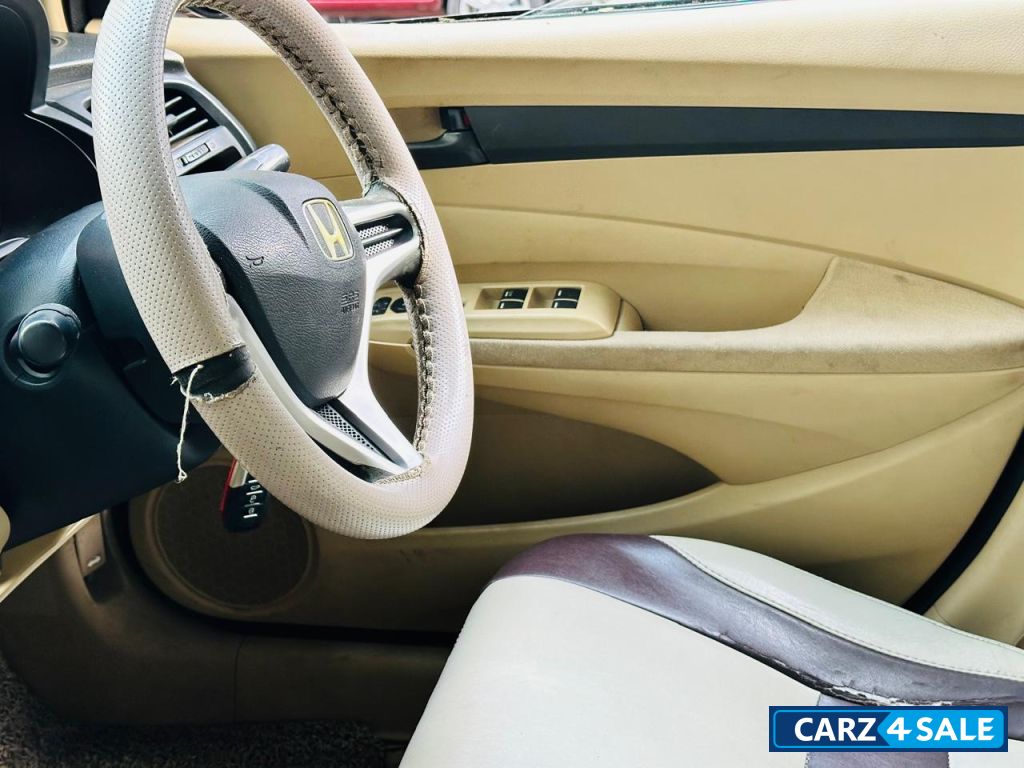 Silver Honda City iv-tech s