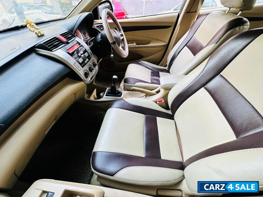 Silver Honda City iv-tech s