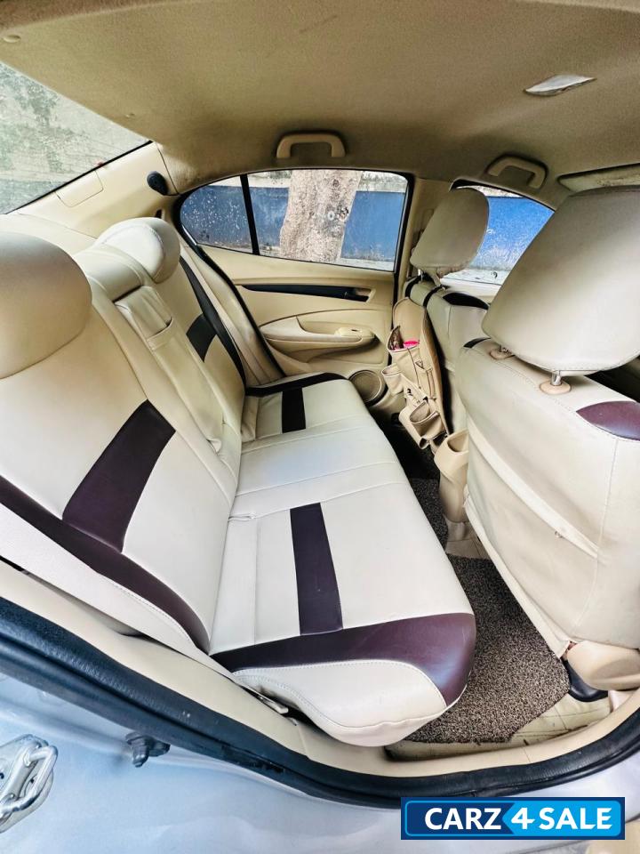 Silver Honda City iv-tech s